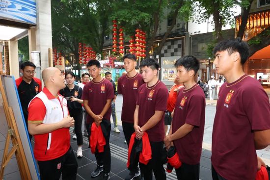 一眉道长九叔（林正英 饰）善于降妖除怪，麾下两个门徒阿星（倪星 饰）和小月则鬼马玩皮，常常作出令师傅头疼的工作。九叔师徒地点的酒泉镇教堂曾产生古怪悲剧，屋顶的十字架遭雷劈，将神甫活活插死，教堂从此荒疏封闭。二十年后，吴神甫（午马 饰）打算重开教堂，九叔知教堂处在酒泉镇至阴之地，重开必伤人命，遂死力否决。而镇长之子David（杨子孺 饰）欲借教堂做犯警勾当，死力主张重开。九叔拗不外世人，只好作罢。然自此，内里邪祟重返人世……